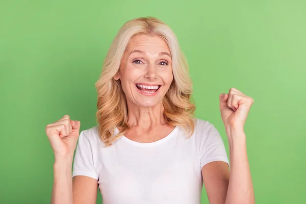 Foto Porträt ältere Frau glücklich gestikulierend wie Sieger isoliert pastellgrüne Farbe Hintergrund — Stockfoto