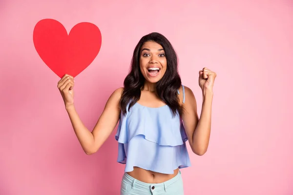 Foto de hooray mão punho morena senhora mostrar papel coração desgaste azul top isolado no pastel cor-de-rosa fundo — Fotografia de Stock