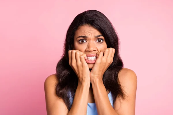 Retrato de morena impresionada mordida dedos usan top azul aislado sobre fondo de color rosa pastel —  Fotos de Stock