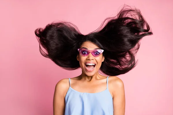 Retrato de la mujer morena optimista viento soplar gafas top azul aislado sobre fondo de color rosa pastel — Foto de Stock