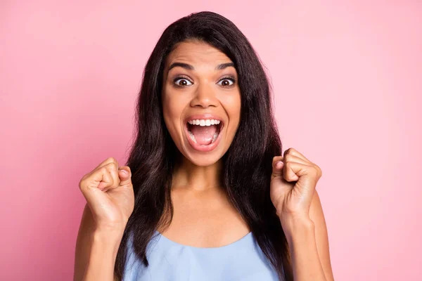 Retrato de mujer morena hurra manos puños usan top azul aislado sobre fondo de color rosa pastel — Foto de Stock