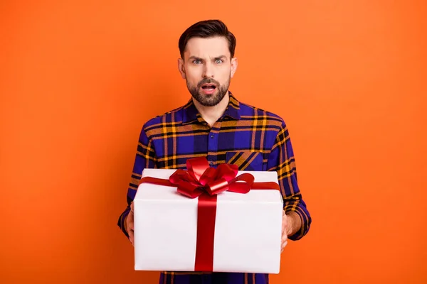 Foto de las manos impactadas persona insatisfecha mantenga la caja de regalo boca abierta mirando fijamente aislado sobre fondo de color naranja —  Fotos de Stock