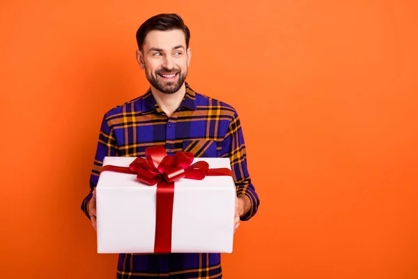 Retrato de braços pessoa satisfeita segurar giftbox olhar interessado espaço vazio isolado no fundo cor de laranja — Fotografia de Stock