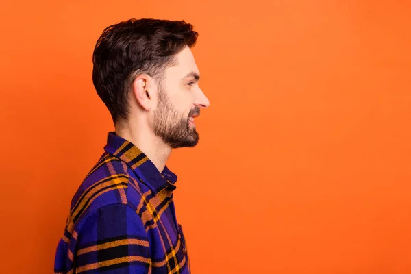 Foto samping profil pemuda ceria senyum positif terlihat kosong ruang terisolasi dengan latar belakang warna oranye — Stok Foto