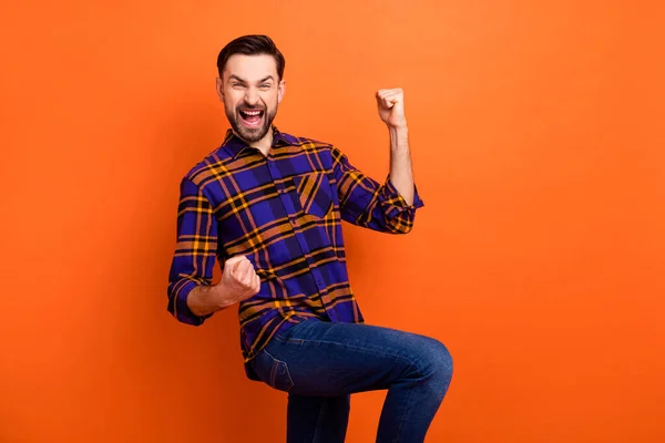 Foto di giovane uomo eccitato sorriso felice celebrare vincere vittoria fortunato successo pugni mani urlo isolato su sfondo di colore arancione — Foto Stock