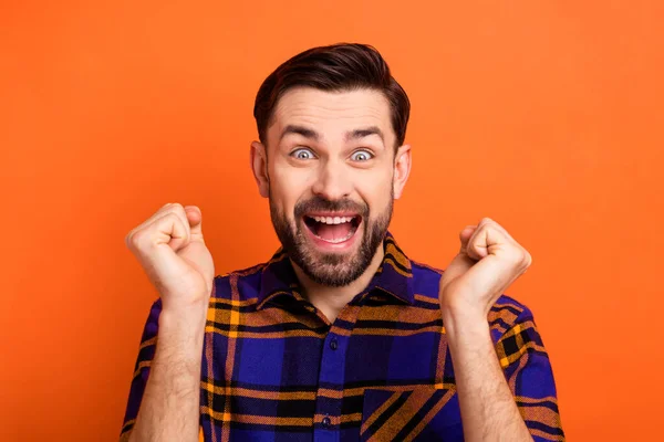 Phot of young excited man happy positive smile χαίρονται νίκη επιτυχία τυχερή πώληση χέρια γροθιά απομονώνονται πάνω πορτοκαλί χρώμα φόντο — Φωτογραφία Αρχείου