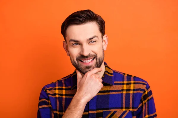 Foto de jovem bonito cara feliz sorriso positivo mão toque queixo acho que a barba do sonho isolado sobre cor laranja fundo — Fotografia de Stock