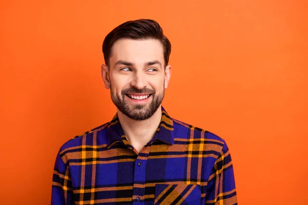 Photo of young handsome man beard happy positive smile dream look empty space isolated over orange color background — Stock Photo, Image