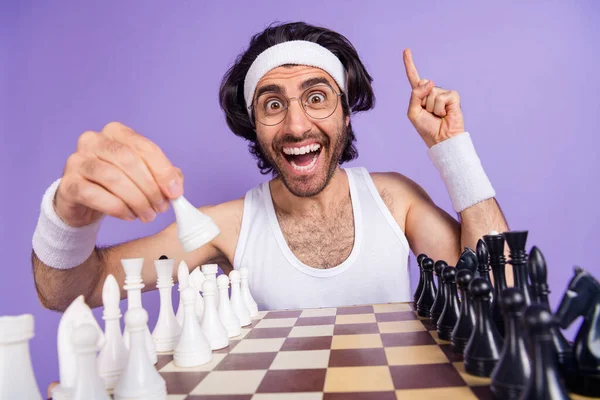 Foto von optimistischen brünetten Kerl spielen Schach tragen Brille weiß singlet Haarband isoliert auf lila Hintergrund — Stockfoto