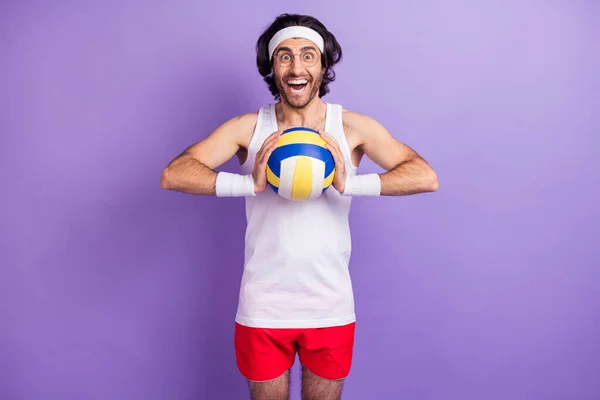 원문 기사보기 정신 이 없는 남자가 공을 잡고 입을 벌리고 있는 사진 카메라에는 단백색 반바지를 착용하고 있다 — 스톡 사진