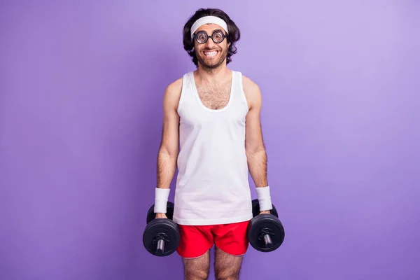 Foto di ottimistico ragazzo bruna fare sport indossare grandi occhiali bianco singlet camicie rosse isolate su sfondo di colore lilla — Foto Stock