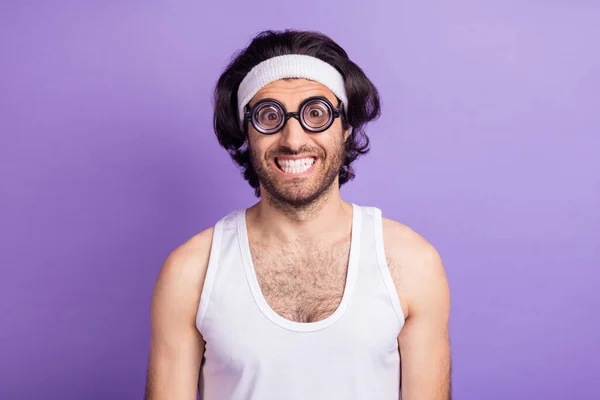 Φωτογραφία του funky ευτυχής θετική geek μελαχρινή άνθρωπος φορούν αστεία γυαλιά χαμόγελο σπορ απομονώνονται σε βιολετί φόντο χρώμα — Φωτογραφία Αρχείου