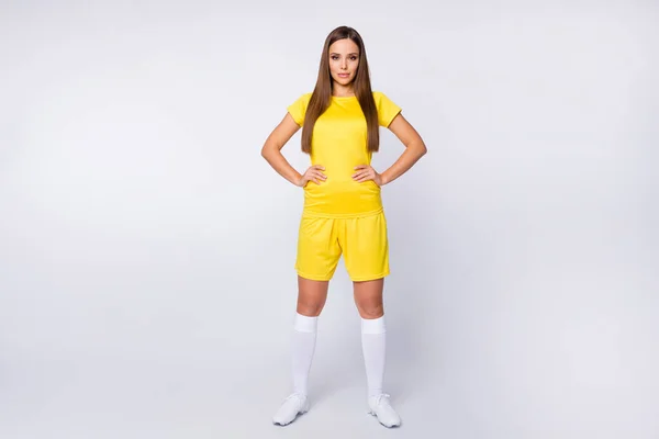 Teljes hosszúságú fotó hűvös sportos hölgy képzett játékos foci nők csapat karok oldalról viselni sárga labdarúgó egyenruha sárga póló rövidnadrág térd zokni cipő elszigetelt fehér háttér — Stock Fotó