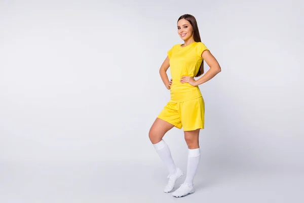 Foto de tamaño completo de la señora alegre fresco jugador de fútbol mujeres brazos del equipo por los lados usan amarillo fútbol uniforme amarillo camiseta pantalones cortos calcetines de rodilla botas aisladas de color blanco fondo — Foto de Stock