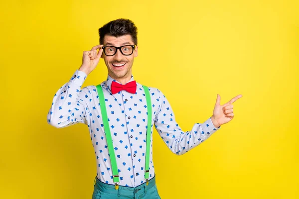 Foto de jovem animado homem feliz sorriso positivo indicar dedo espaço vazio anúncio promo escolher isolado sobre fundo de cor amarela — Fotografia de Stock