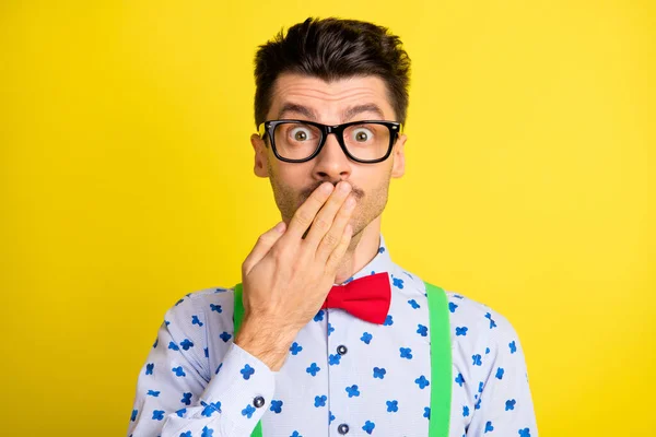 Foto de hombre joven nervioso pánico preocupado oops error fallar cubrir los labios mano aislada sobre fondo de color amarillo —  Fotos de Stock