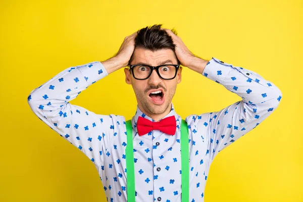 Retrato de atraente desesperado cara vestindo impressão camisa falhar reação grimace isolado sobre brilhante cor amarela fundo — Fotografia de Stock