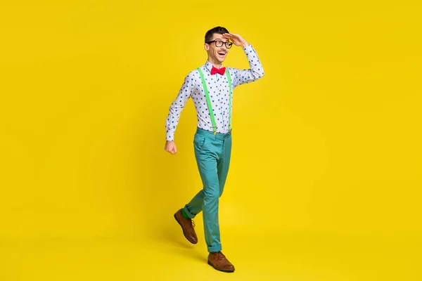 Perfil de corpo inteiro foto lateral do jovem animado homem feliz sorriso positivo ir andar olhar para a frente isolado sobre fundo de cor amarela — Fotografia de Stock
