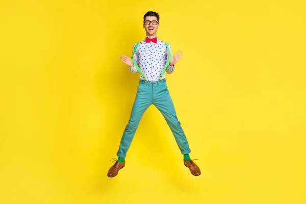 Full size foto van jonge opgewonden man gelukkig positieve glimlach veel plezier springen boven geïsoleerd over gele kleur achtergrond — Stockfoto