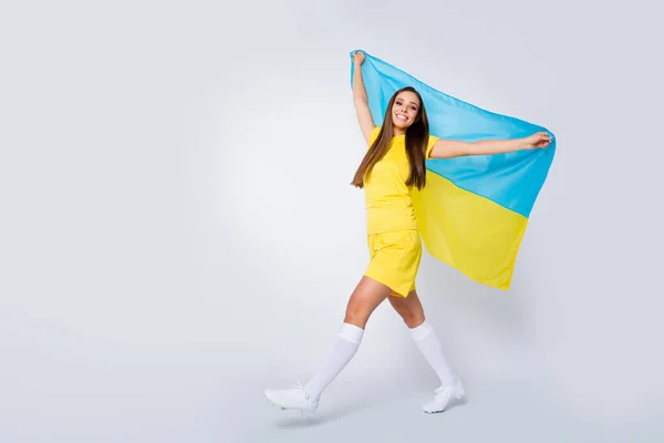 Longitud completa vista del tamaño del cuerpo de ella ella bonita bonita alegre alegre de pelo recto ventilador de la muchacha caminando sosteniendo en las manos bandera de Ucrania aislado sobre blanco claro gris pastel color fondo — Foto de Stock