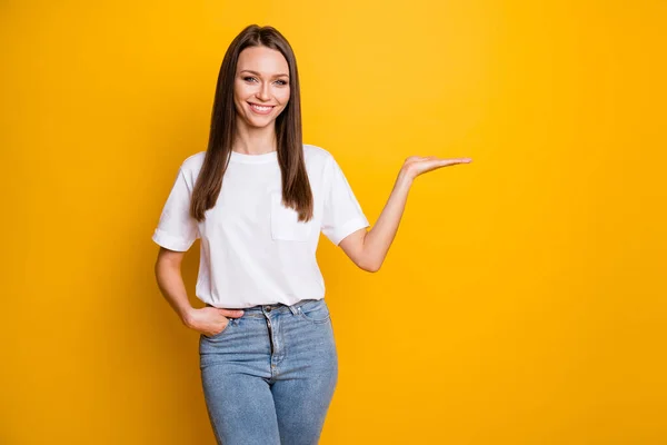 Foto portret van meisje met lege ruimte in de hand geïsoleerd op felgeel gekleurde achtergrond — Stockfoto