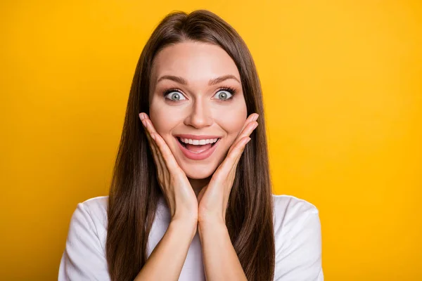 Foto portret van schattig meisje aanraken van twee wangen met de handen geïsoleerd op helder geel gekleurde achtergrond — Stockfoto