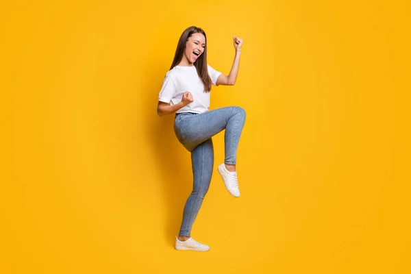 Fényképezés portré teljes test kilátás izgatott lány álló egyik lábát elszigetelt élénk sárga színű háttér — Stock Fotó