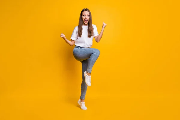 Retrato fotográfico completo de mujer gritando de pie sobre una pierna aislada sobre fondo de color amarillo brillante —  Fotos de Stock