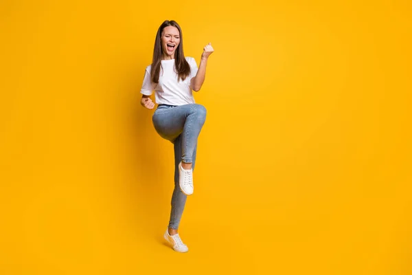 Foto portret volledig lichaam uitzicht van vieren vrouw staan op een been geïsoleerd op levendige geel gekleurde achtergrond — Stockfoto