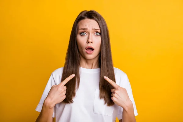 Foto retrato de niña preocupada molesta apuntando dos dedos a uno mismo aislado sobre fondo de color amarillo brillante — Foto de Stock