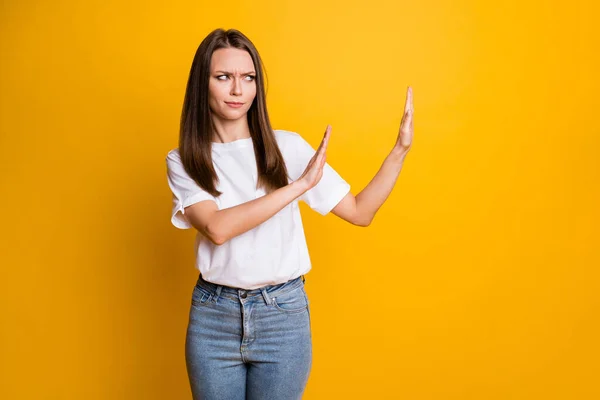 Foto ritratto di giovane ragazza senza indizio che mostra abbastanza nessuna distanza guardando lo spazio vuoto isolato vivido sfondo di colore giallo — Foto Stock