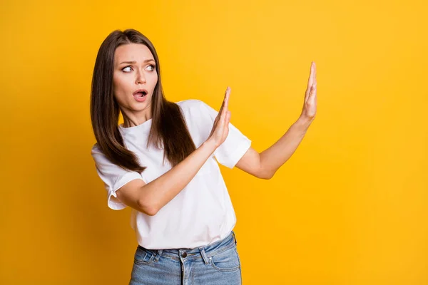 Foto retrato de jovem estressado preocupado menina mantendo distância olhando copyspace medo isolado cor amarela brilhante fundo — Fotografia de Stock