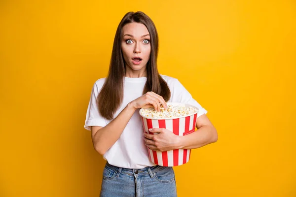 Foto porträtt av förvånad flicka som håller kartong låda med popcorn titta storsäljare isolerad ljus gul färg bakgrund — Stockfoto