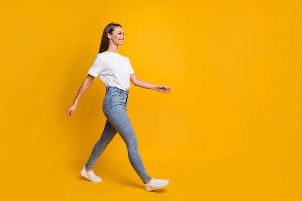 Teljes hossz testméret fotó lány séta gyors nézi üres tér siet fel elszigetelt élénk sárga színű háttér — Stock Fotó