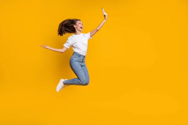 Tamanho total do corpo foto de mulher tomando selfie jogando cabelo saltando sorrindo isolado no fundo de cor amarelo brilhante com copyspace — Fotografia de Stock