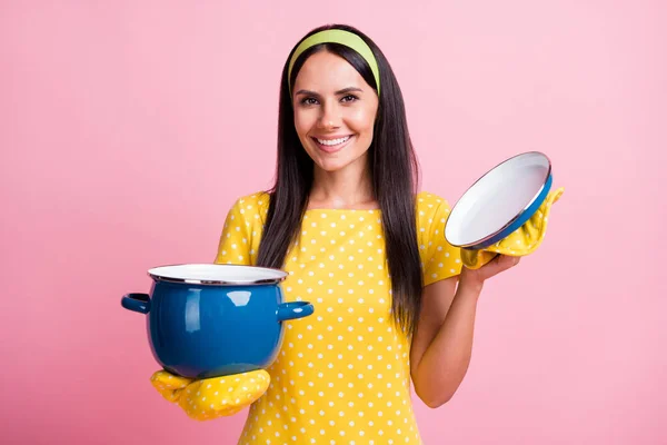 Foto van bruin haar jonge vrouw positieve huishoudster houden pan handschoen geïsoleerd op pastel levendige roze kleur achtergrond — Stockfoto