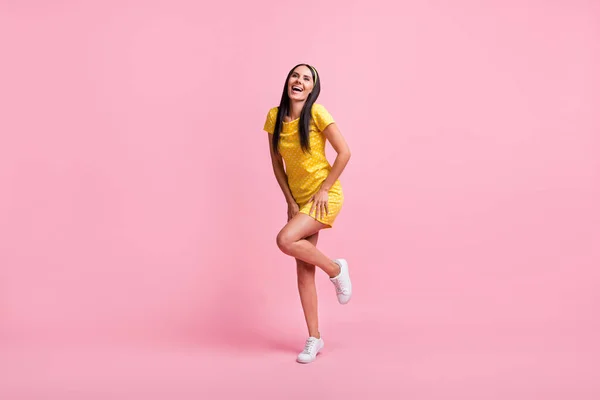 Retrato de longitud completa de atractiva persona positiva pierna doblada traje punteado vintage aislado sobre fondo de color rosa — Foto de Stock