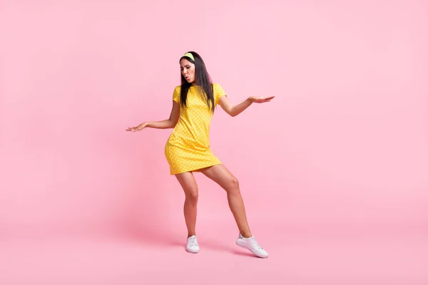 Teljes test portré elég elégedett személy élvezze a tánc viselet vintage ruházat elszigetelt rózsaszín szín háttér — Stock Fotó