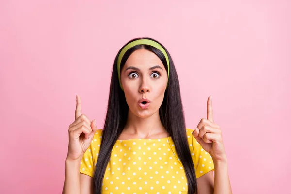 Foto von charmanten schockierte Dame zeigen Finger leeren Raum offenen Mund Retro-Outfit isoliert auf rosa Hintergrund — Stockfoto