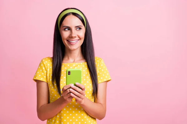 Foto di persona piuttosto affascinante sguardo positivo spazio vuoto retrò abbigliamento isolato su sfondo di colore rosa — Foto Stock