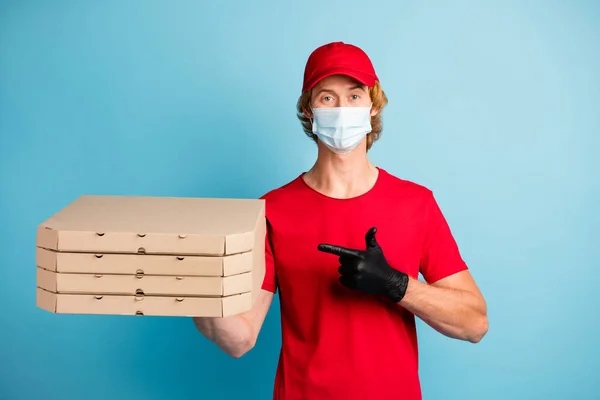 Portré a szállító férfi közvetlen ujj pizza visel kalap t-shirt hideg biztonsági légzőszervi elszigetelt kék színű háttér — Stock Fotó