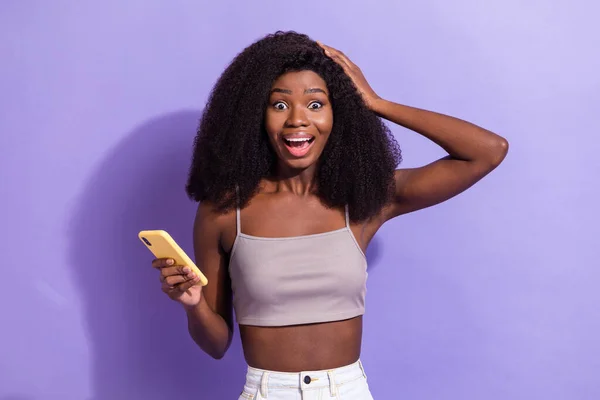 Portret van aantrekkelijke vrolijke verbaasd meisje met behulp van apparaat browsen media snelle snelheid 5g geïsoleerd over violet paarse kleur achtergrond — Stockfoto