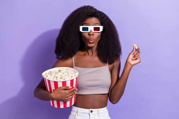 Portrait of attractive amazed cheerful girl wearing 3d specs eating corn pout lips isolated over violet purple color background — Stock Photo, Image