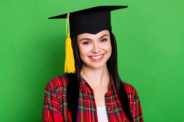 Fénykép barna álmodozó hölgy visel diplomás sapka ünneplő győzelem elszigetelt zöld színű háttér — Stock Fotó