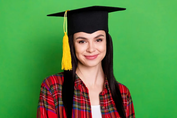 Fénykép barna optimista hölgy ünneplő visel diplomás sapka piros ing elszigetelt zöld színű háttér — Stock Fotó