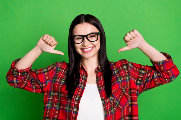 Foto di bruna divertente giovane signora si punta indossare occhiali camicia rossa isolata su sfondo di colore verde — Foto Stock