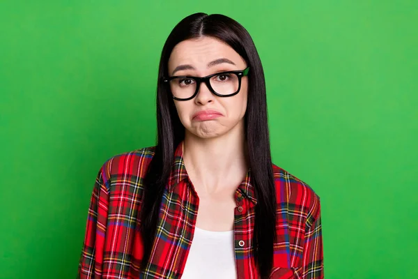 Foto de mulher jovem duvidosa infeliz usar óculos pergunta perplexa isolado no fundo de cor verde — Fotografia de Stock
