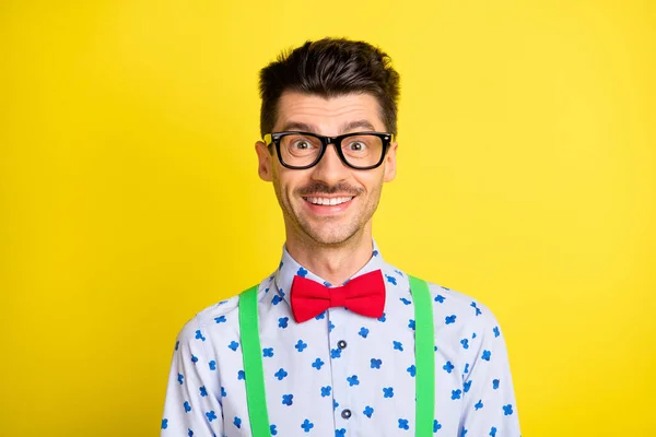 Фото молодого красивого мужчины счастливая положительная улыбка хипстера носить подтяжки изолированы на желтом фоне цвета — стоковое фото