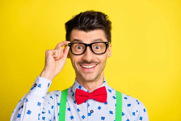 Foto de jovem animado homem feliz sorriso positivo surpreendido surpreendido mão toque óculos isolados sobre cor amarela fundo — Fotografia de Stock