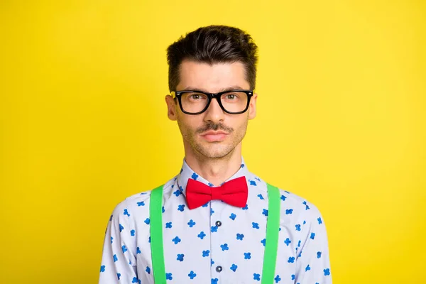 Portrett av attraktiv, rolig, alvorlig fyr med briller-skjorte isolert over lys gul farge-bakgrunn – stockfoto